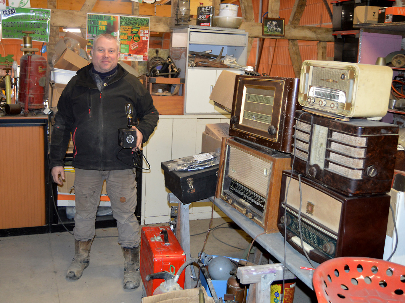 Le stock de matières premières de David Roscouët regorge d’objets anciens chinés sur les brocantes.