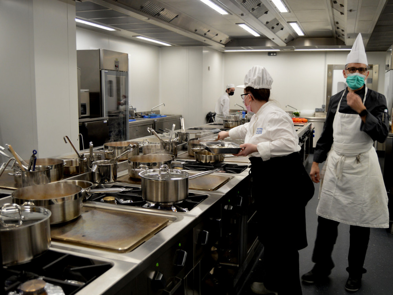 Les apprentis s’agitent en cuisine sous l’œil de leur chef, Joël Bisso, formateur depuis plus de 20 ans.