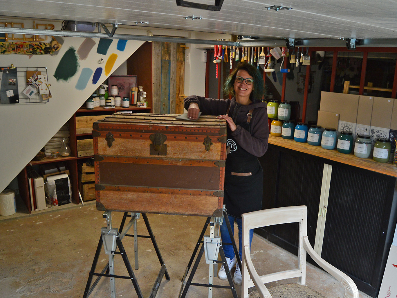 Décoratrice d’intérieur, Hélène Niquet peut chiner pour ses clients des objets anciens qu’elle restaure dans son atelier.