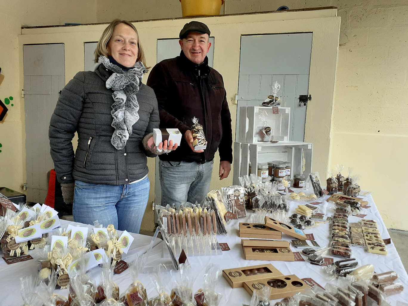 Infatigables et passionnés, Isabelle et Stéphane Alexandre présentent leurs chocolats sur les marchés fermiers qui ont fleuri avec la crise sanitaire.