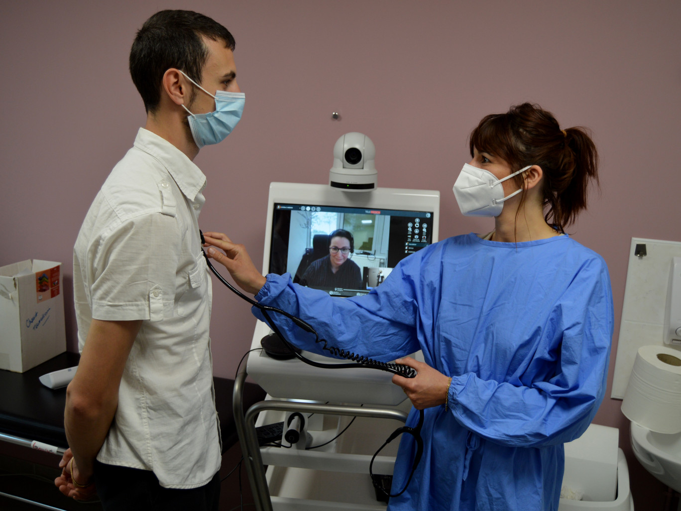 Pour le conducteur de poids lourds Chris Cozette ausculté par Anaïs Cauchois, c’est une visite médicale comme une autre.