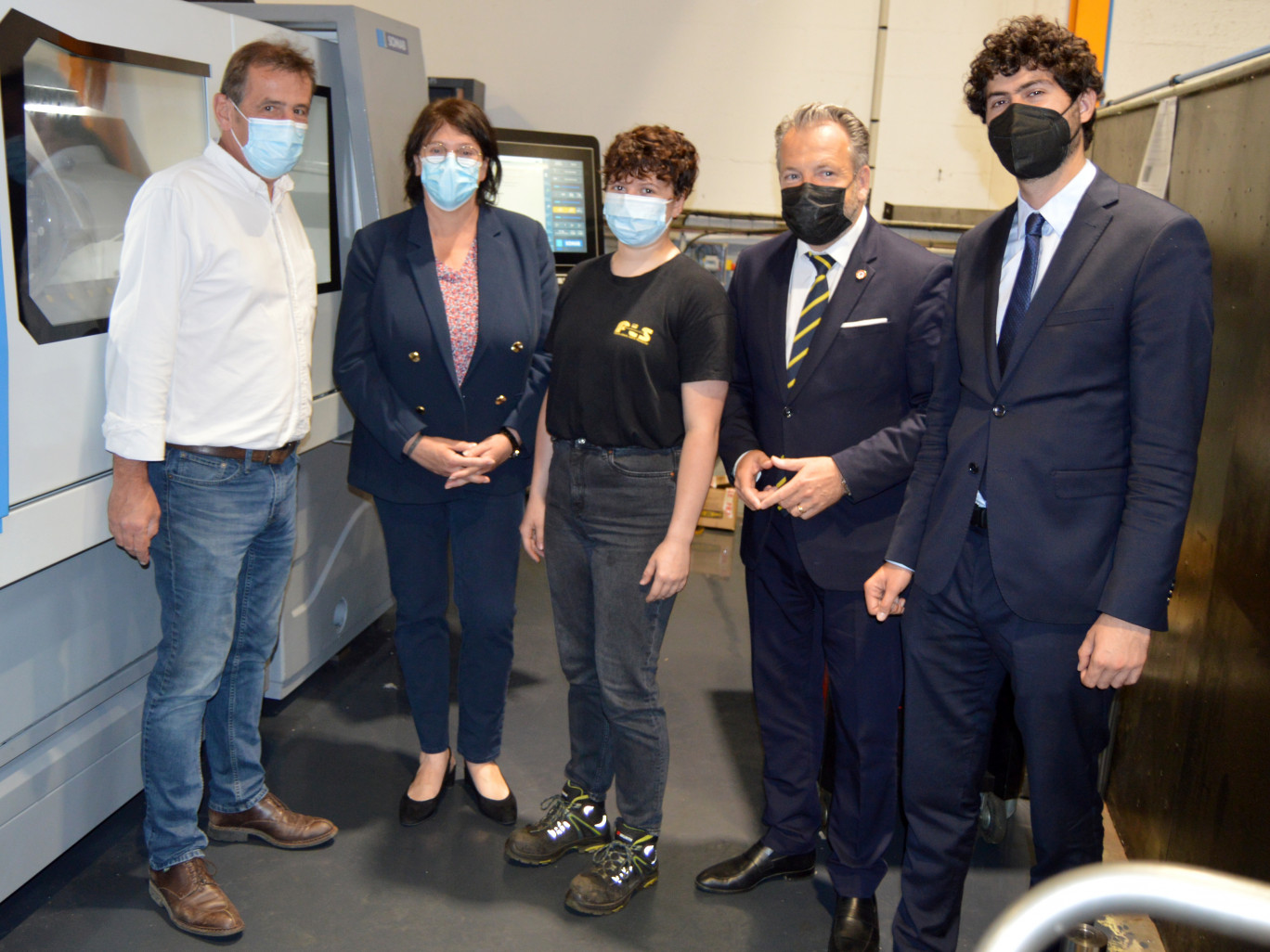 (de g. à dr.) Benoît Rougier, Brigitte Lefebvre, la jeune tourneuse Laurine qui pilotera le nouvel équipement, Charles Locquet et Victor Habert-Dassault.