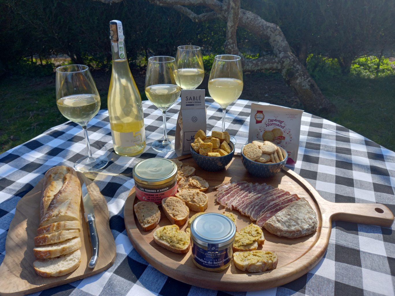 L'apéritif normand servi sur un plateau. (c)Aperoday