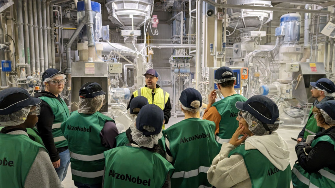  Akzo Nobel, entreprise spécialisée dans les peintures industrielles et décoratives instalée à Montataire, a organisé une visite de ses locaux aux élèves BTS Chime du Lycée Marie Curie de Nogent-sur-Oise. (c)ACSO 