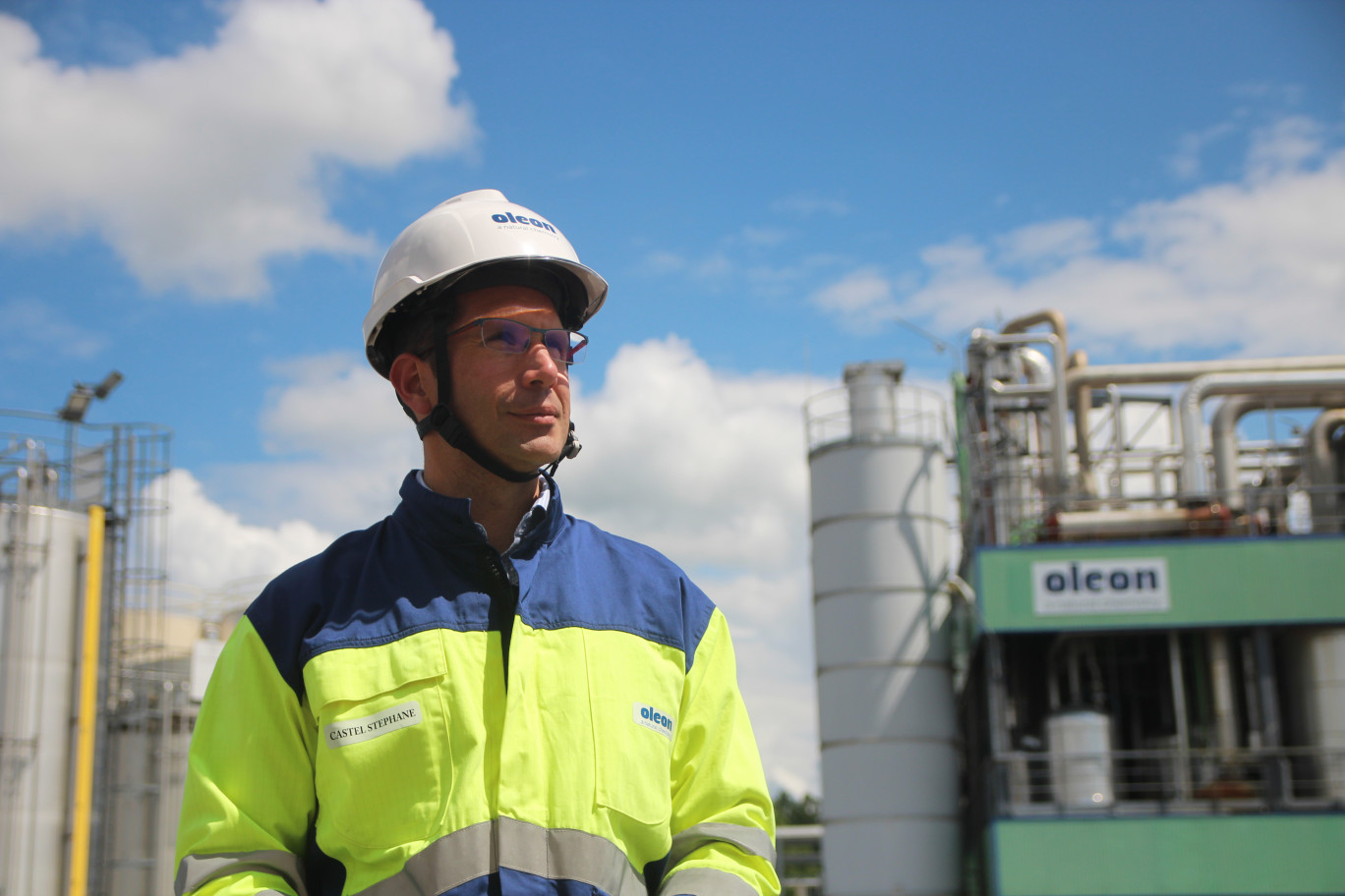 Stéphane Castel, directeur de l’usine Oléon de Venette, devant l’unité de production de glycérine. (c) Aletheia Press / B. Delabre