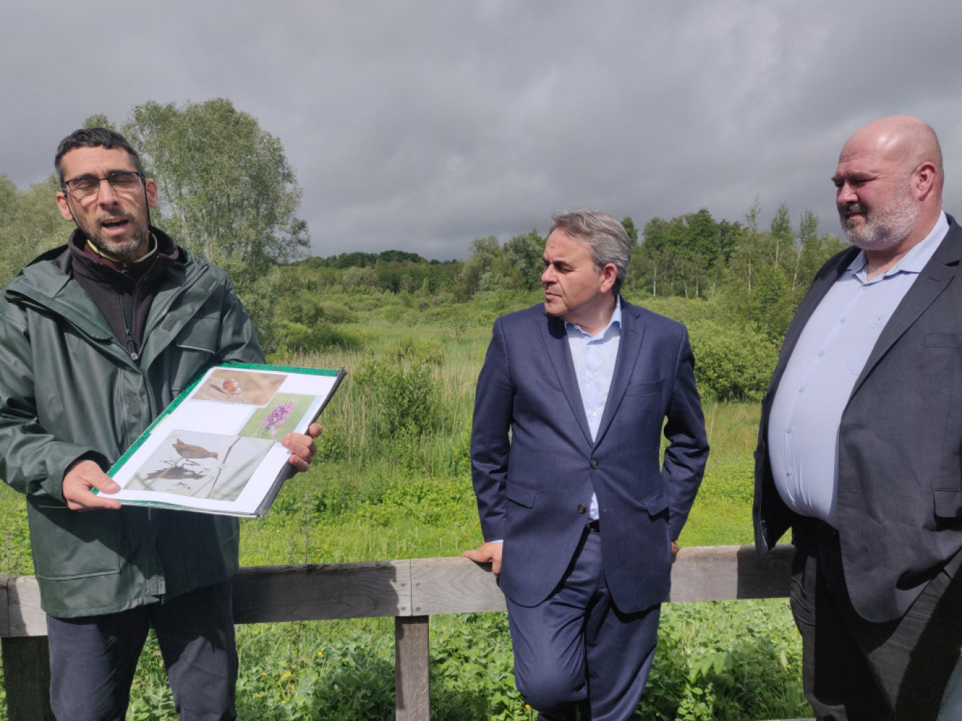 Grégoire Rivière, Xavier Bertrand et Christophe Lépine au cœur de la réserve naturelle de l’étang Saint-Ladre. (c)Aletehia Press/DLP