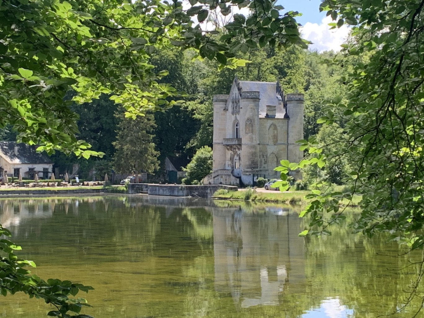 Le château de la reine Blanche, sur les berges de l’étang de la Loge. (c) AletheiaPress / L. Brémont