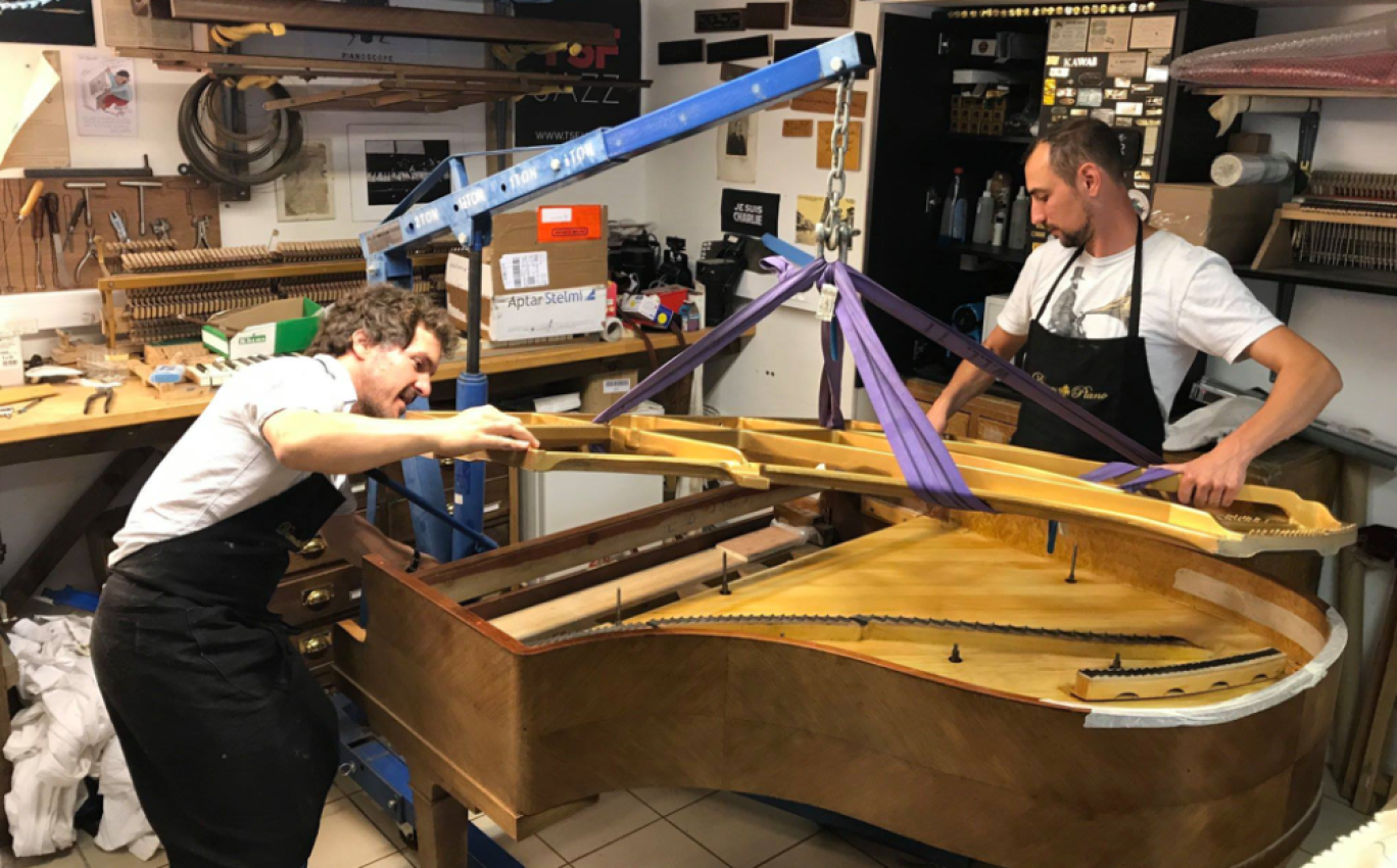 En moyenne, l’entreprise travaille sur une quarantaine de pianos par an. (c) Dumas Piano 