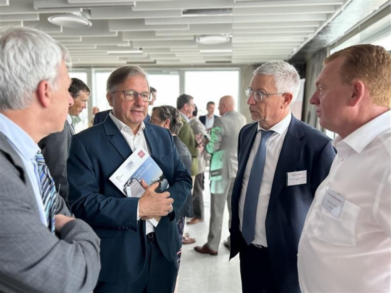 Sylvain Waserman, Président de l’Ademe (au centre), avec Eric Guerin, Président du SE60, et Franck Beauvarlet, Président de Territoire d’Énergie 80. (c) ADEME)