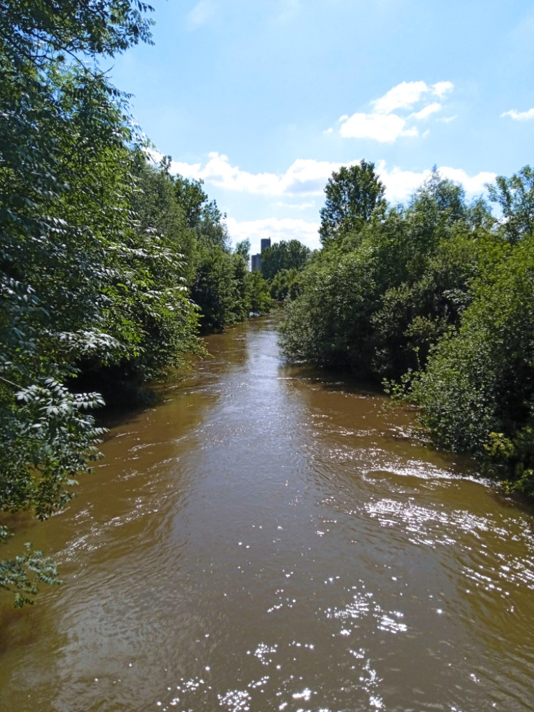 «  Il y avait un long trajet à faire en suivant les détours de la rivière, et l’obscurité était venue et une cloche attardée sonnait à Origny-sainte-Benoîte lorsque nous y arrivâmes »  (Stevenson).