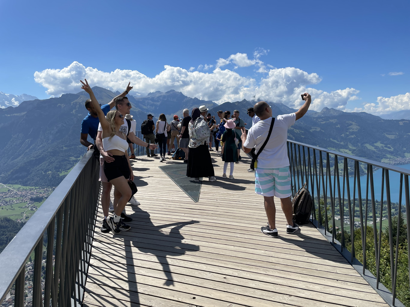 Des sites d’exception confrontés à l’afflux de touristes ( ici, à Interlaken, en Suisse).