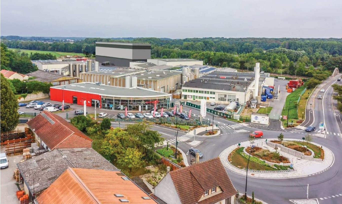 Le transstockeur (bâtiment gris blanc et vert en arrière-plan du photo montage) doit permettre de stocker à Clermont 17 000 palettes. (© Lactalis)