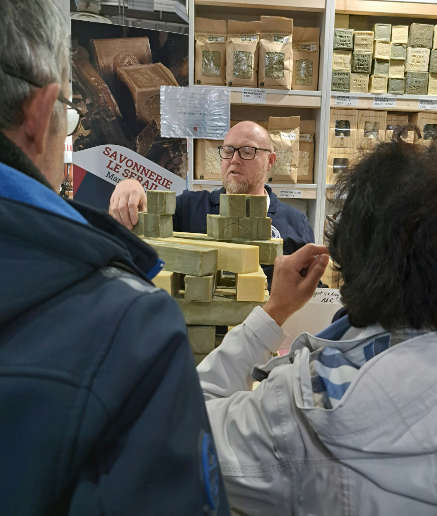 Les savonneries qui fabriquent  leurs produits sont nombreuses à exposer et vendre leurs savons- parfois à la découpe – sur le salon. (c) Anne DAUBREE