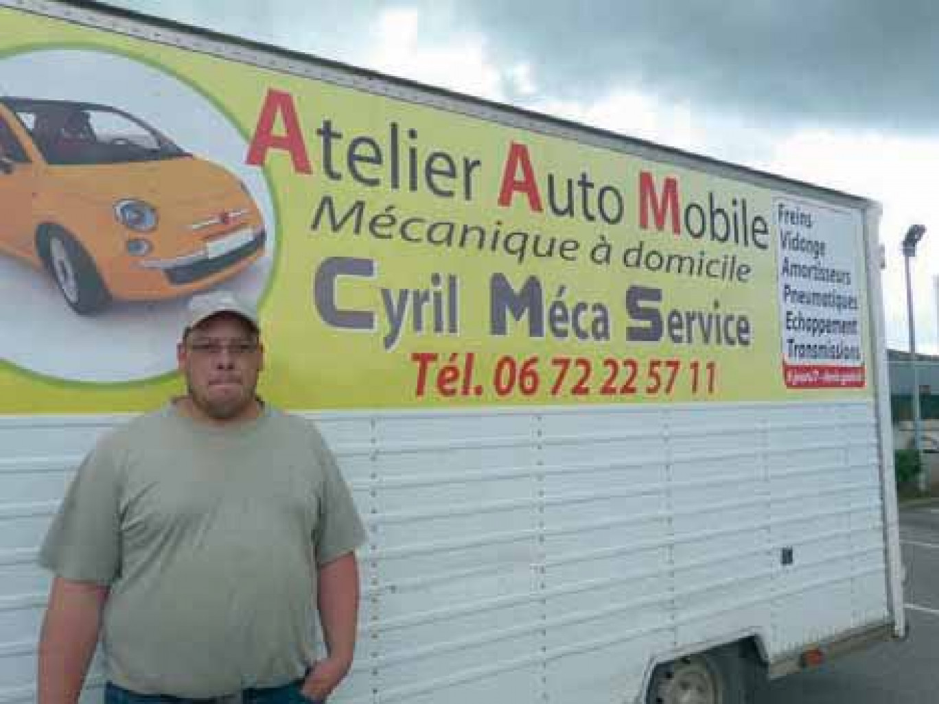 Cyril Debart a aménagé sa camionnette avec le matériel, ce qui lui permet de travailler avec sérieux.