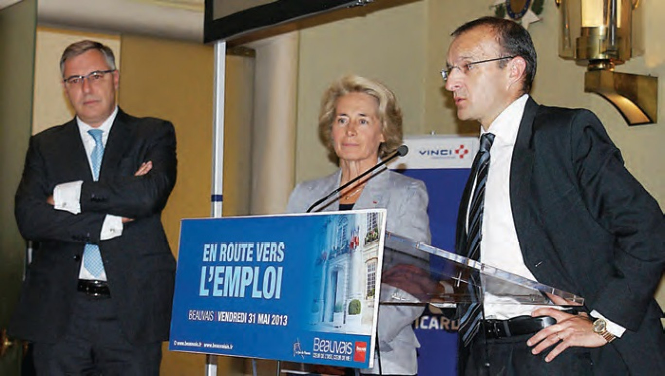 Jean-Philippe Mouton du groupe Hammerson, Caroline Cayeux et le directeur général de Sogea Picardie Eric Monnier prévoient la création de 100 postes sur le chantier du centre commercial du Jeu-de-Paume.