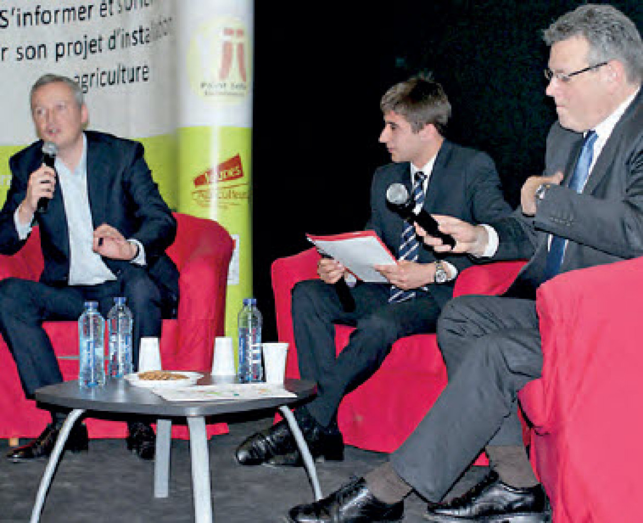 L’ancien ministre de l’agriculture Bruno Lemaire, (à g.) est convaincu du rôle prépondérant que les agriculteurs français doivent jouer dans la compétition internationale.