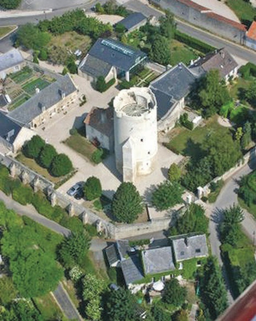 Vu du ciel, on ne saurait imaginer que le donjon de Droizy accueille aussi des concerts. 