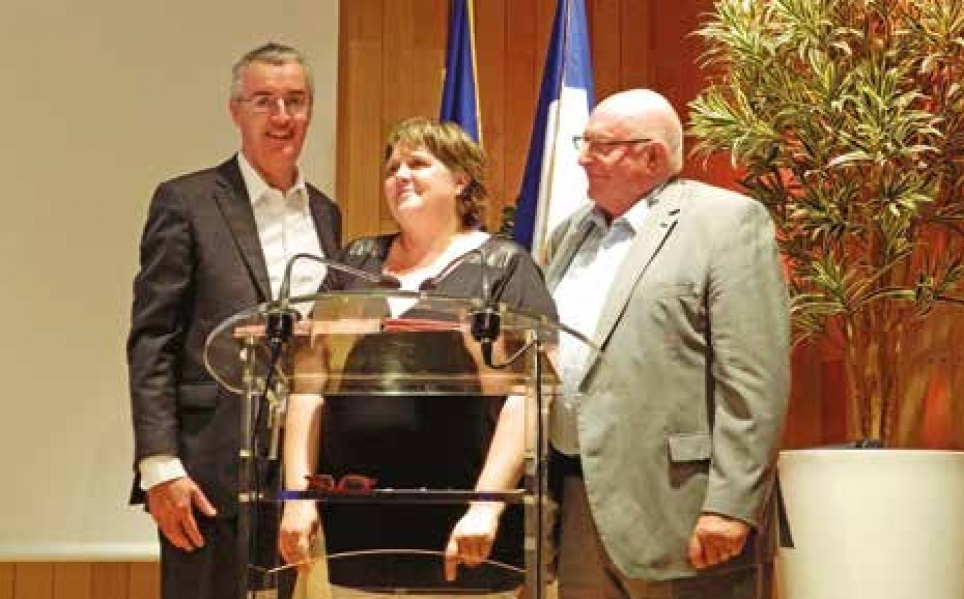 Jacky Lebrun, Président de la CCIR et de l’IRFA, Christine Lavocat, directrice du CFA lRFA-APISUF et Régis Blugeon lors de la signature de la convention de partenariat.