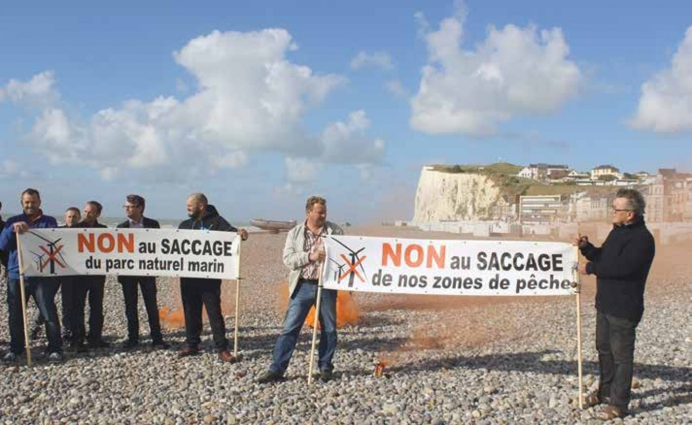 Des pêcheurs en colère ont manifesté sur la plage.