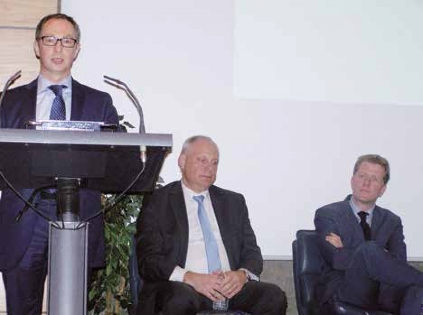 Jean-Michel Youinou (à la tribune), Jean-Louis Barbet et Arnaud Gossement ont apporté leur éclairage lors de la première table ronde.