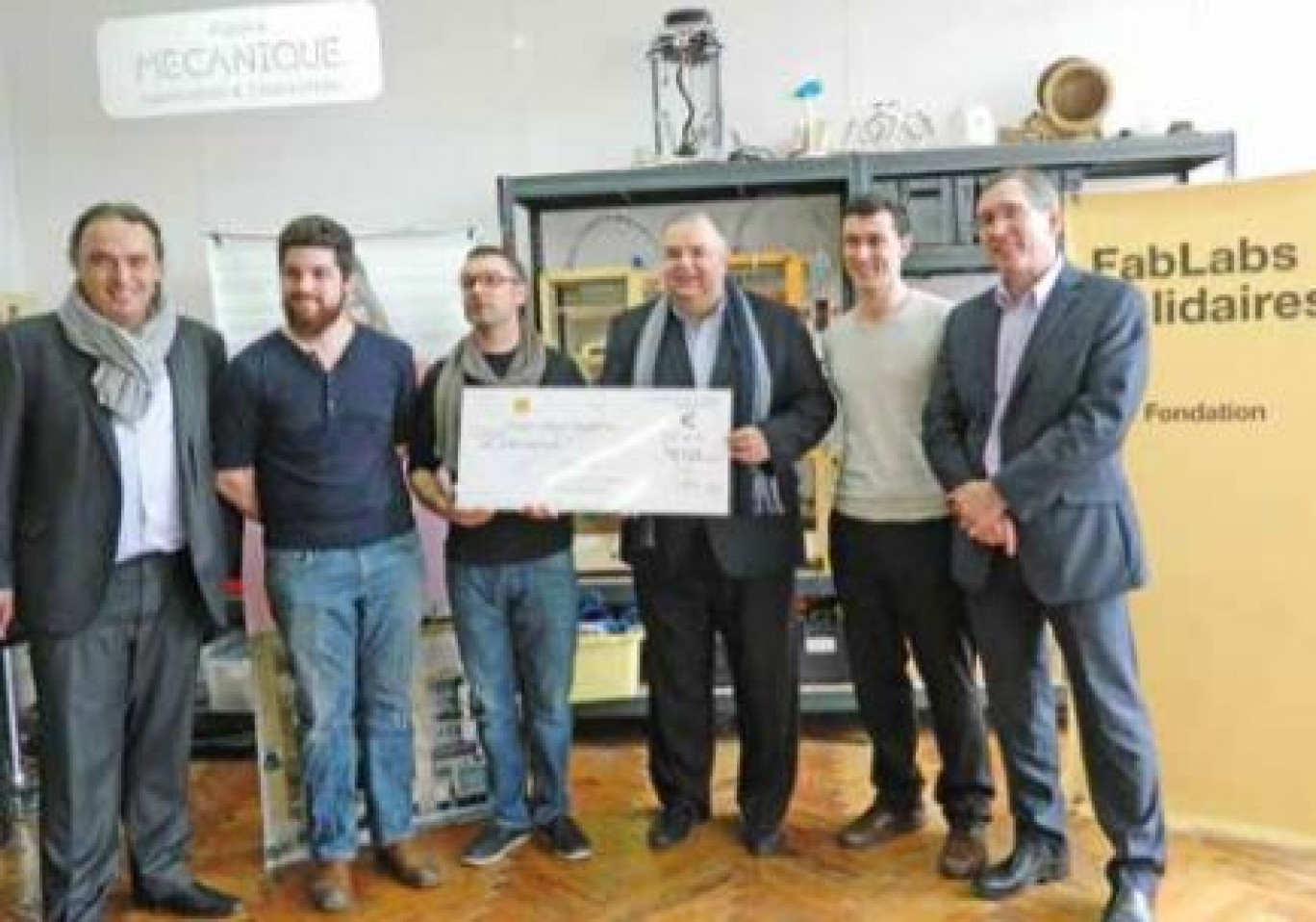 Le FabLab amiénois de Sébastien Personne (au centre à g.) vient de recevoir un soutien de 20 000 euros de la Fondation Orange et Olivier Girault, délégué régional Orange (au centre à d.).