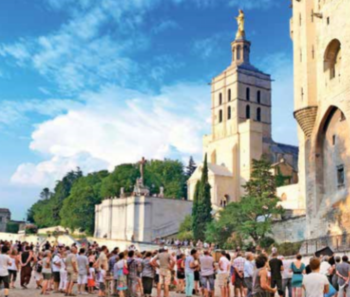 La culture, avenir du tourisme ? Avignon a elle depuis longtemps répondu à la question avec ses représentations théâtrales données au sein du Palais des papes durant son Festival… 