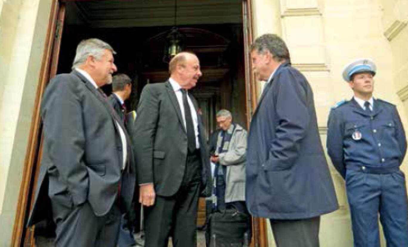 Alain Gest salue Philippe de Mester (à g.), préfet de la Somme et Michel Lalande (à d.), préfet de région en charge de la fusion.