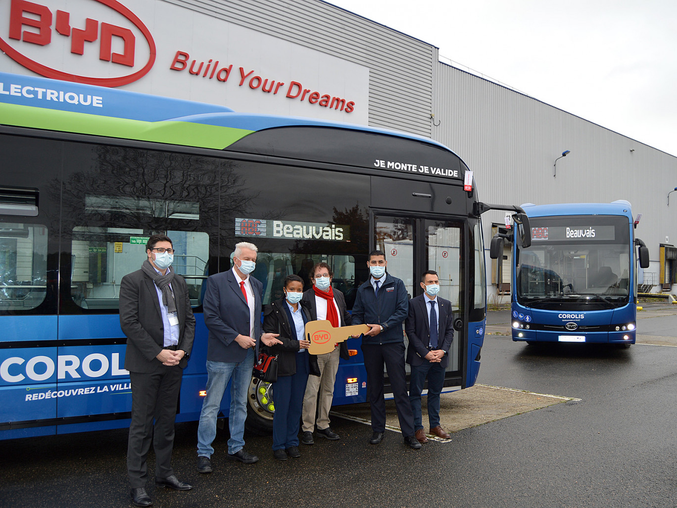 Jacques Doridam remet à deux conducteurs de bus la clé des nouveaux véhicules, immédiatement mis en service sur le réseau Corolis.