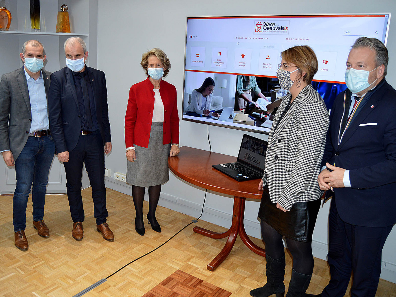 Le lancement du site placedubeauvaisis.fr a rassemblé (de gauche à droite) Cédric Martin, Loïc Barbaras, Caroline Cayeux, Vanessa Foulon et Charles Locquet.